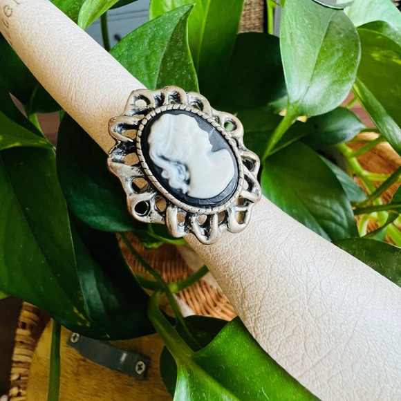 Vintage Silhouette Ring - Picture 2 of 6